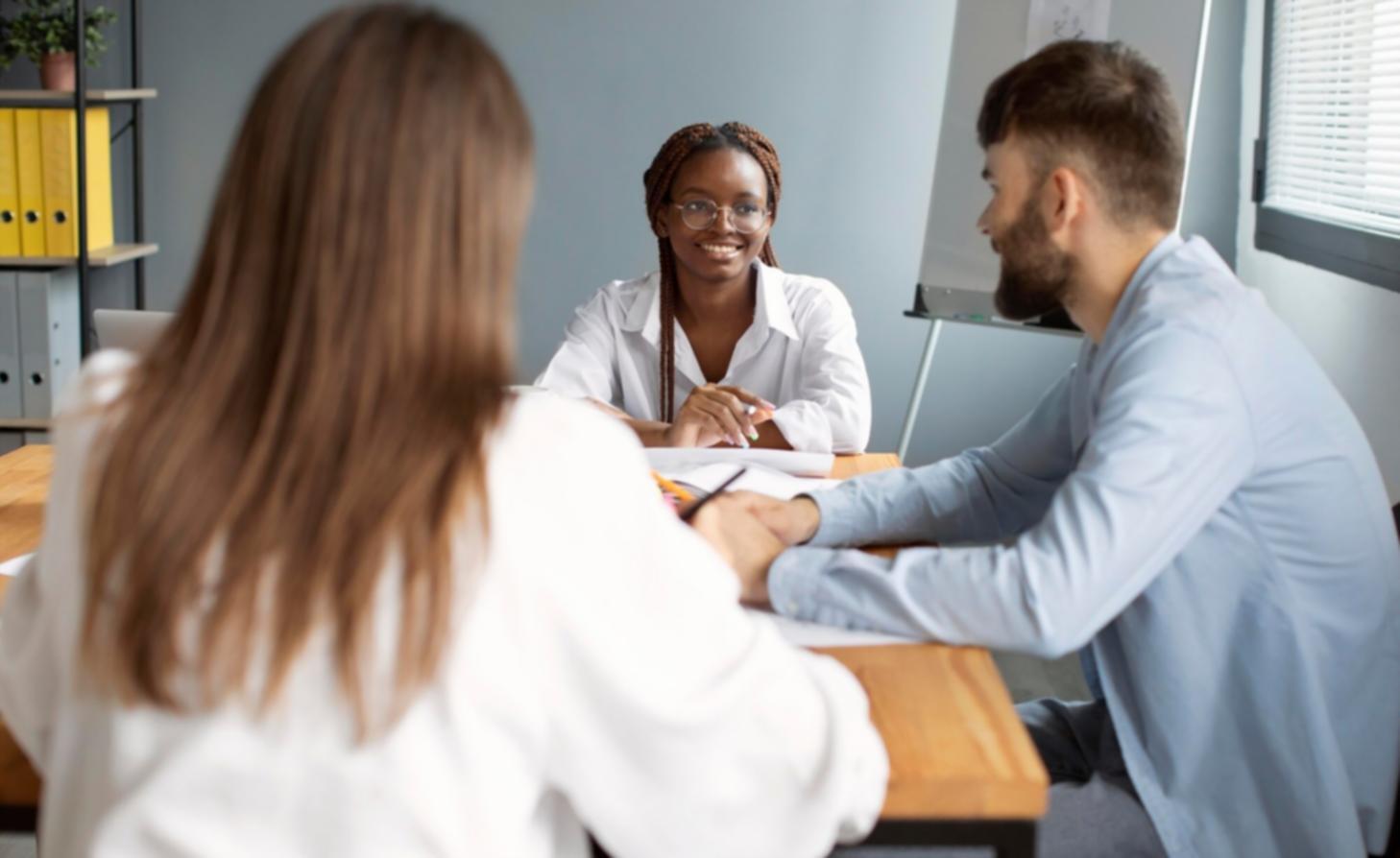 Рабочее пространство финансового аналитика с графиками и отчетами